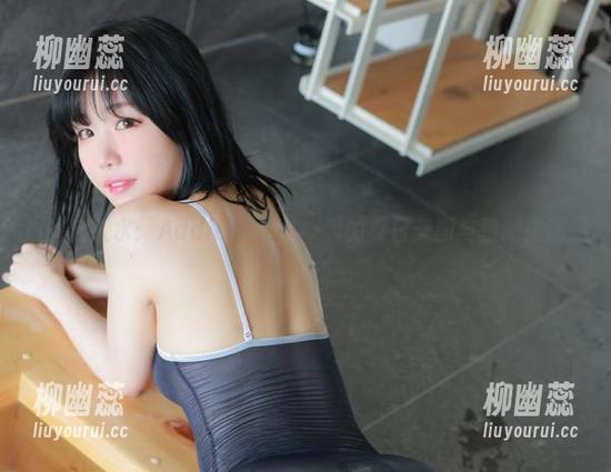 脱鞋入水：Addielyn(에디린)的夏日美图与壁纸指南