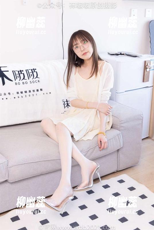 BoBoSocks袜啵啵-甜甜圈 BoBoSocks袜啵啵 - 斗脚剧情来啦,最新“甜甜圈”图包,脚之间的较量,偶尔也想加入。