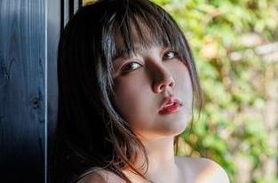 KANEKO_咔喵的泳装原图——像是在海边漫步，直觉又让人怀念起来