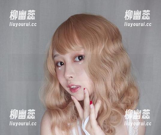 在马萨诸塞晨曦下，PAKI草莓酱的私拍里随意散步