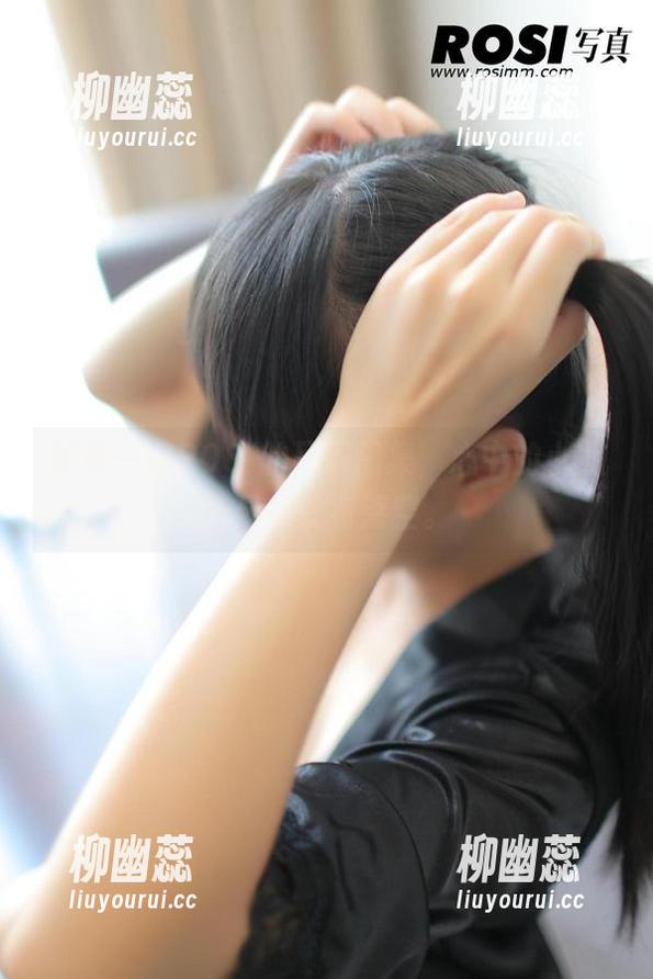 ROSI 转身一睹ROSI的吊带图集,心中的小期待果然没有落空。