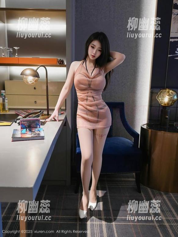 Xiuren秀人网 - 能在办公桌前留下几分灵气，奶芙乔乔写真全集评测中