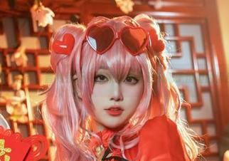 私房小细节：普利茅斯女仆原图中七七娜娜子悄悄的俏皮。