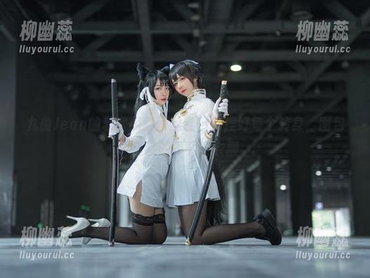 九曲Jean的私房黑紫蕾丝套，拿捏好每个转身，图包里藏的不只是衣服