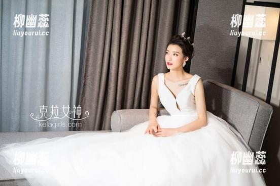 克拉女神-钟淇 克拉女神 - 你觉得钟淇在夏天一定很忙吧,听说可以免费下载你想要的照片,快来试试吧!