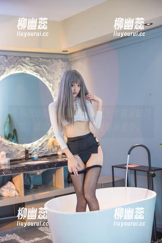 冬马路纱的“西施”，不过是个散步的自拍，哈哈，我也是目光缓缓游走中。