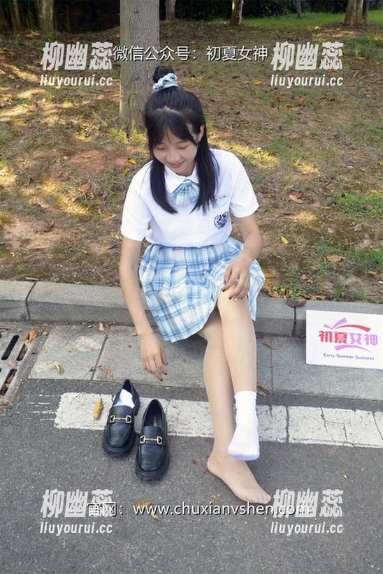 初夏女神-依依 初夏女神 - “跟我走,依依的邻家女孩图集带你攀爬福利的云端,失重了”。
