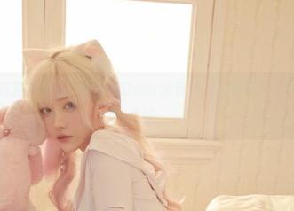 被这个暗夜猫女洗脑，啾小妍Deer的身影，怎样都没法不成为理想壁纸。