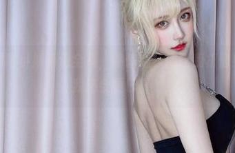 这压根不是啾小妍海边全集，偏偏她非得让我相信身边的海比我还会耍巴掌！