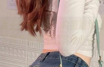 嘎潼的女王主题写真,构图精致到让我上下翻找图库里的其他作品。