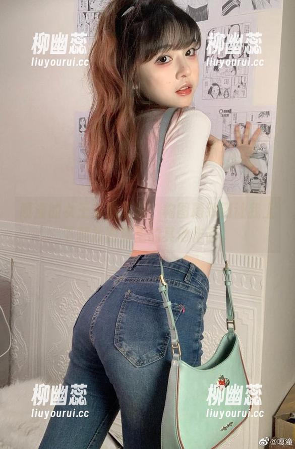 嘎潼的女王主题写真，构图精致到让我上下翻找图库里的其他作品。