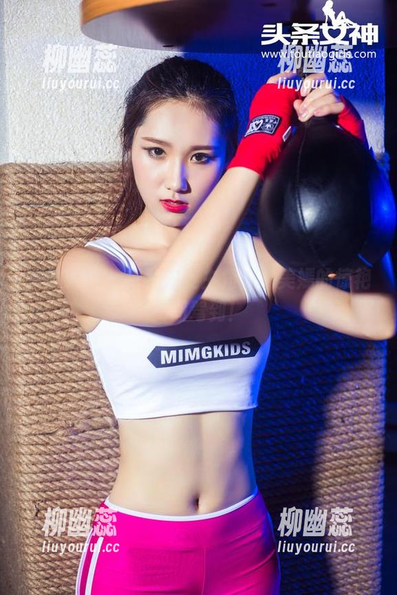 头条女神-申美嫣 头条女神 - 把肚兜变主角,申美嫣的惊艳美图驾到!