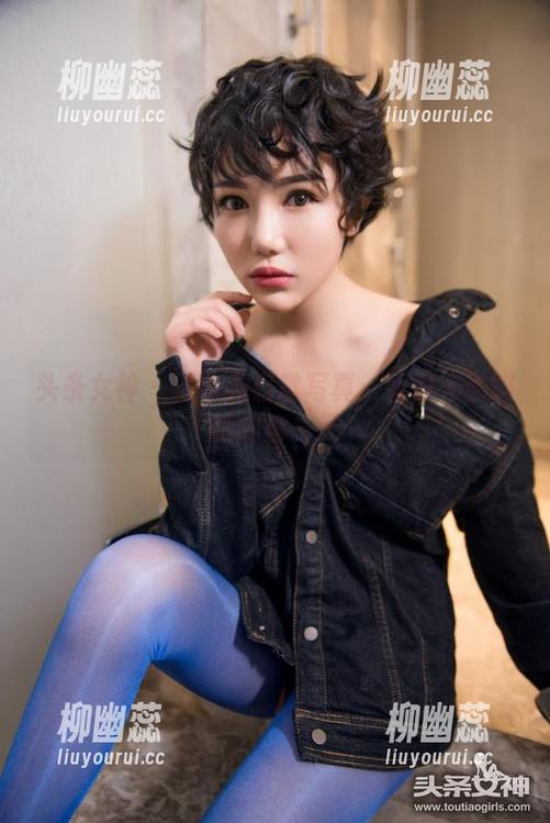 头条女神-莫晓希 头条女神 - 莫晓希日常写真:好像在偷瞄她的每一天