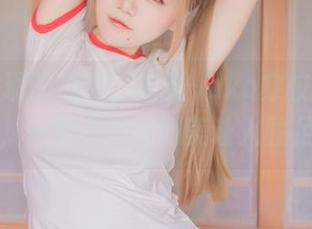 意外发现的原图，宅夏yoko穿校服那一瞬，一种不经意的美让人驻足。