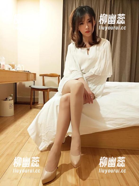 小女巫露娜 为啥我在看小女巫露娜的裸足时,总是不由自主地想起沙滩?夏天回来了嘛!