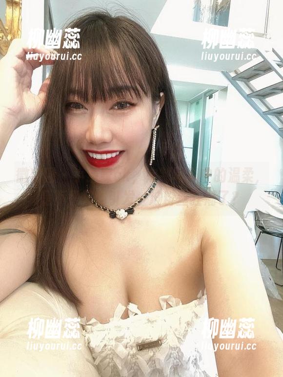 微密圈 - 小猫咪ck，定制写真中的温柔，是不是又要引发一波粉丝狂潮了？