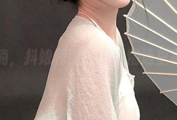 油流淌，抖娘利世的图库精选里有猫腻