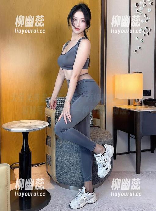 无圣光掩盖了些光焰，抖娘利世的民宿老板娘写真，属于一种静谧的动感。