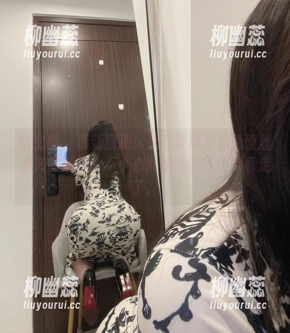微密圈 - 最新图册：是可馨耶与黑色蕾丝裹胸的邂逅，不小心就被她的气场牵着走了。