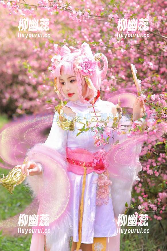 桃暖酱 在桃暖酱的白裙图集中,难以捉摸但又如此真实的美