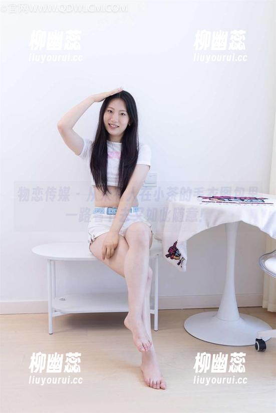 物恋传媒 - 从未有人在小茶的毛衣图包里一路看下去又如此随意！