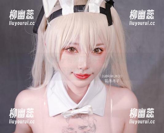 最新分享：狐洛洛子和她那只实在太慵懒的白猫，感受一下这种极致的放空。