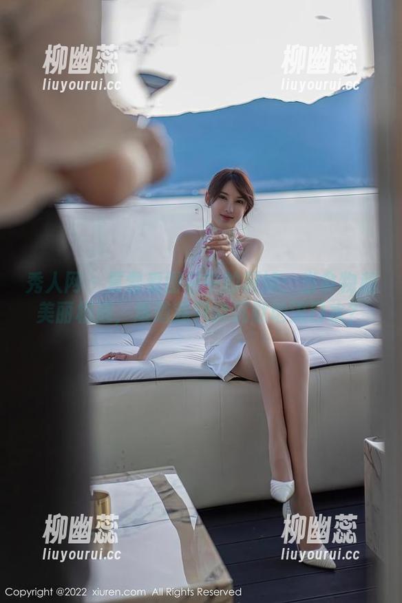 秀人网-夏雪爱 秀人网 - 夏雪爱图包中的厨娘:当食物和美丽相遇,难道我只能沉默地流口水?