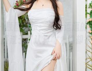 秀人网 - 原图展示：是小逗逗的连衣裙写真，衣服过于“认真”，她却很随意。