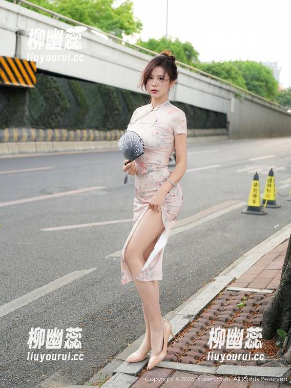 秀人网 - 图片给你看这护士的风景尤美，要是真有事我也愿意挂个号！
