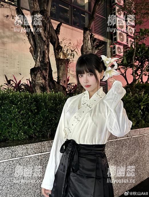 原图揭晓！秋山AkI又来裸足打卡，这脚丫子也太惹眼了吧？