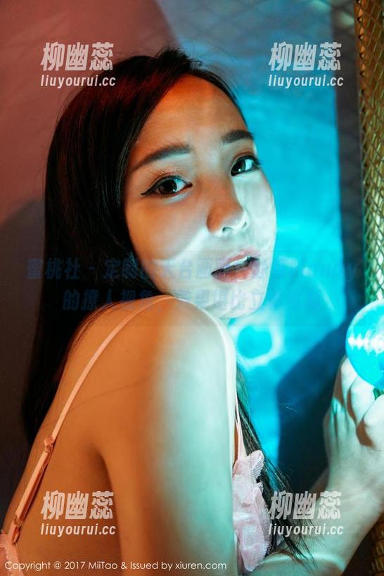 蜜桃社 - 定制的天台画面：静香Mandy的撩人视角，效果堪比立体电影