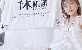 袜啵啵 - 小甜豆的单腿黑丝艺术，图库分享里绝对有看点，鞋子、腿和微妙的态度！