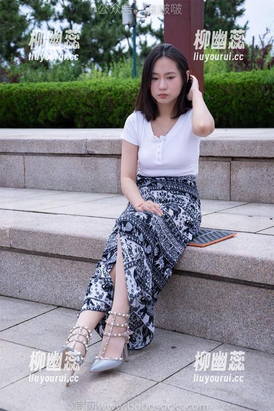 袜啵啵 - 来吧！甜甜圈的写真图集中，那薄黑丝和脚尖加固款让我想多了些啥