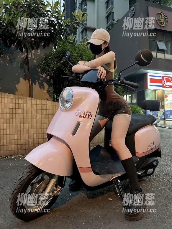 陈妮妮UNI 微密圈 - 高清分享:陈妮妮UNI的“套装”,每个细节都像在掰扯我的审美主义!