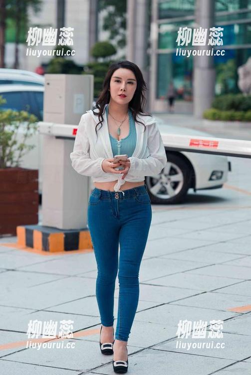 魔镜街拍 - 婷婷的粉裙：透过图片窥视销售主管的日常游戏