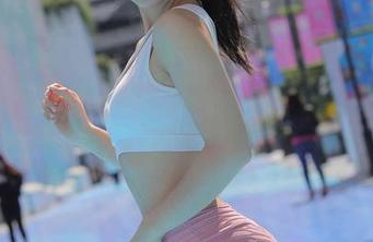 魔镜街拍 - 私房狂欢：婷婷穿着白吊带、配黑丝，原图中的美腿你能抗拒吗？心脏快受不了了！