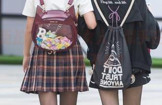 在魔镜街拍，‘那个女人’似乎在与我对视，不如不看？
