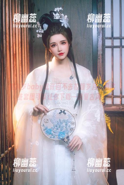 鹿八岁baby 鹿八岁baby或许回不去校服岁月,但这些套图可以让你下载一遍复古风!